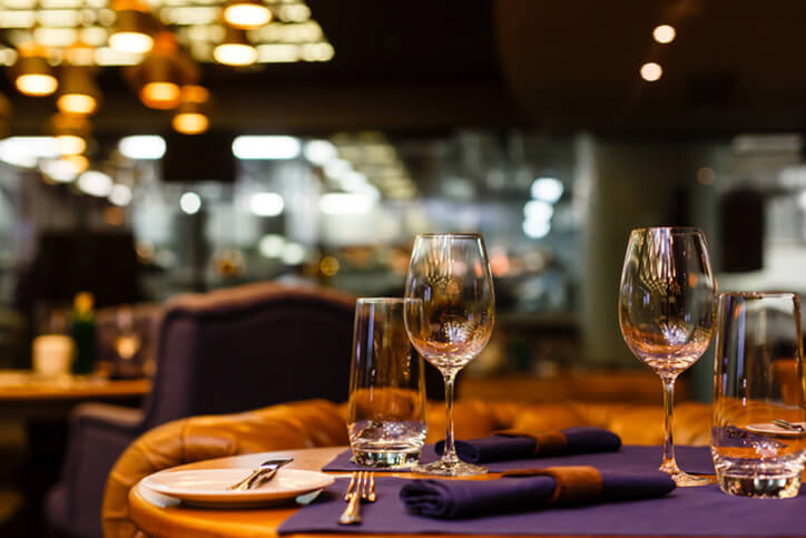 wine glasses on empty restaurant table - best restaurant insurance coverage provider park ridge